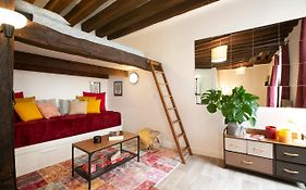 Authentic Apartment In Center Of Parisian Marais