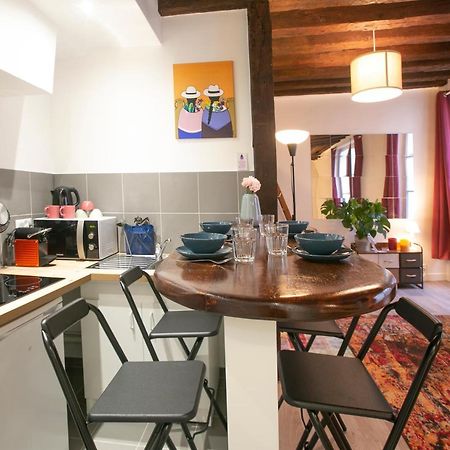 Authentic Apartment In Center Of Parisian Marais Exterior photo
