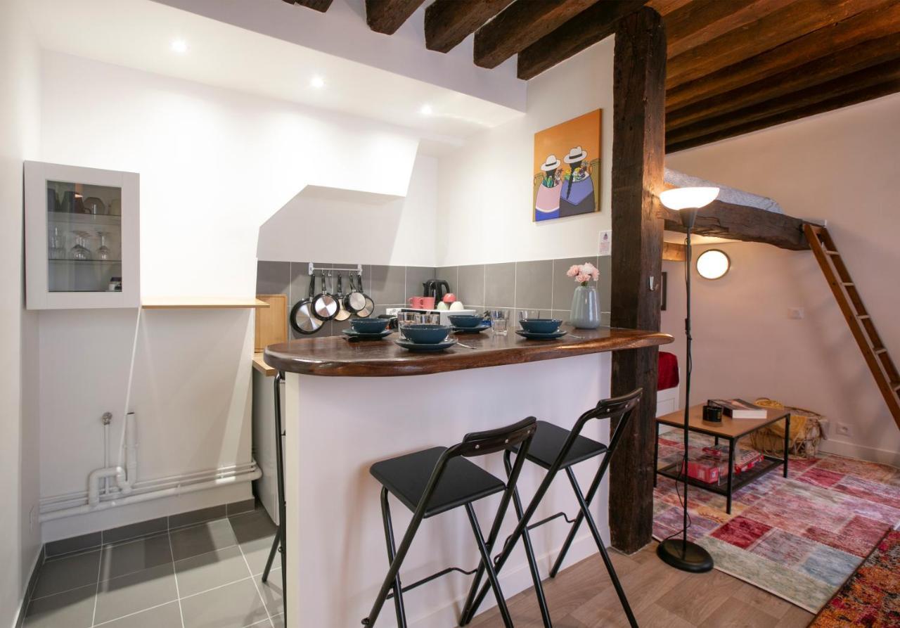 Authentic Apartment In Center Of Parisian Marais Exterior photo