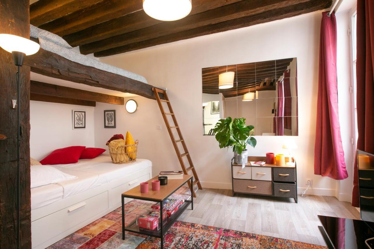 Authentic Apartment In Center Of Parisian Marais Exterior photo