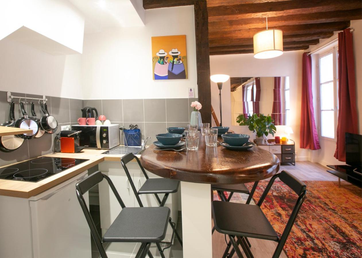 Authentic Apartment In Center Of Parisian Marais Exterior photo