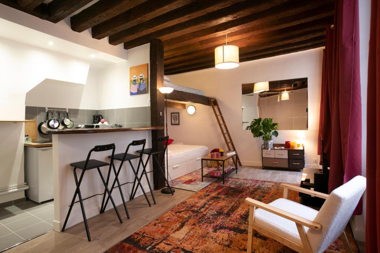 Authentic Apartment In Center Of Parisian Marais Exterior photo