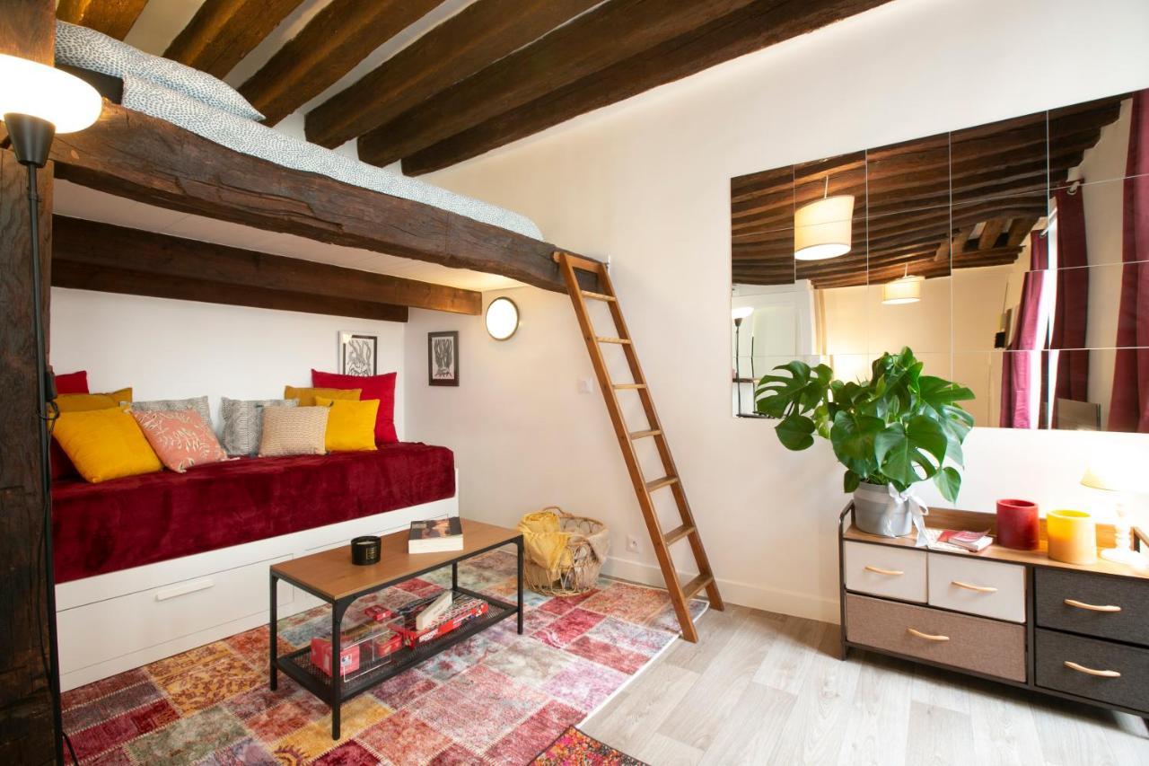 Authentic Apartment In Center Of Parisian Marais Exterior photo