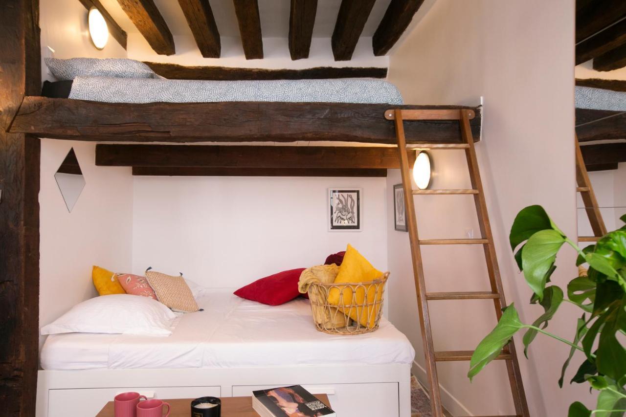 Authentic Apartment In Center Of Parisian Marais Exterior photo