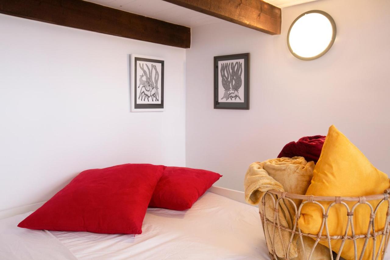 Authentic Apartment In Center Of Parisian Marais Exterior photo