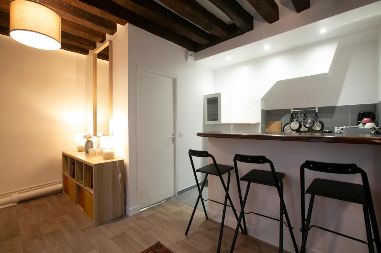 Authentic Apartment In Center Of Parisian Marais Exterior photo