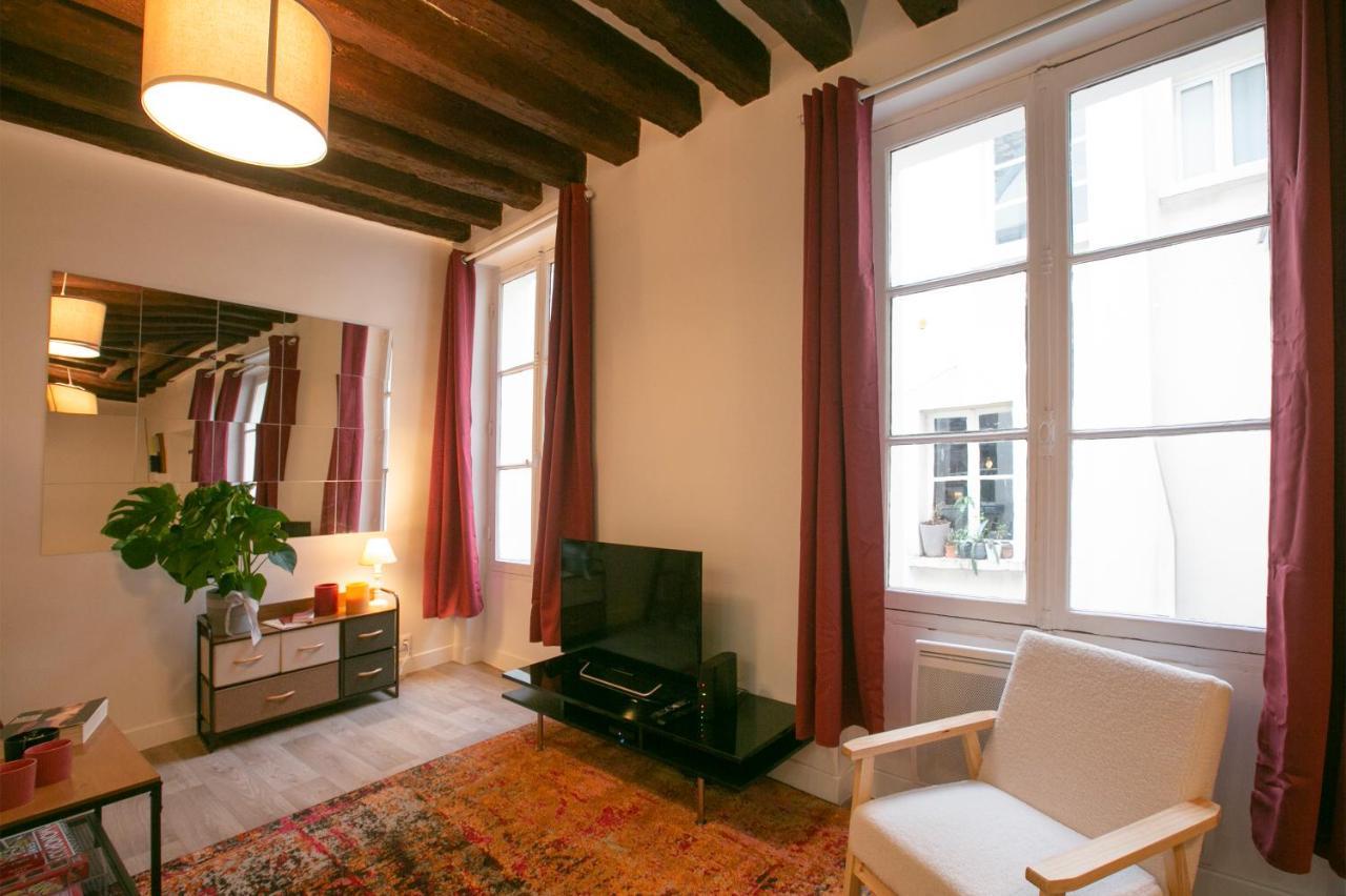 Authentic Apartment In Center Of Parisian Marais Exterior photo