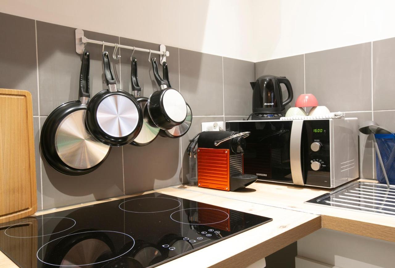 Authentic Apartment In Center Of Parisian Marais Exterior photo